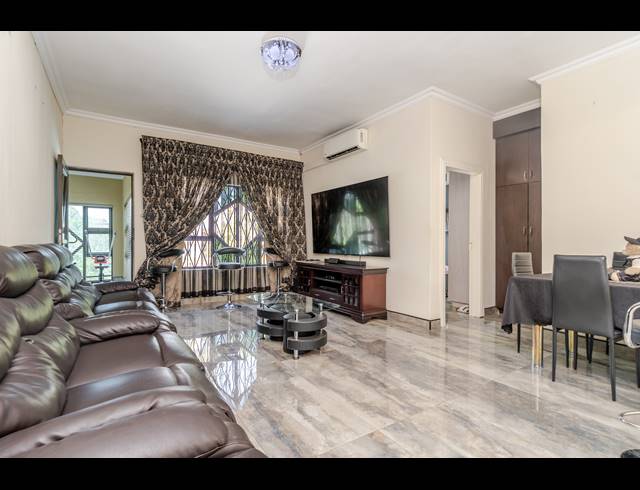 6 BEDROOM FREESTANDING FOR SALE IN VORNA VALLEY
